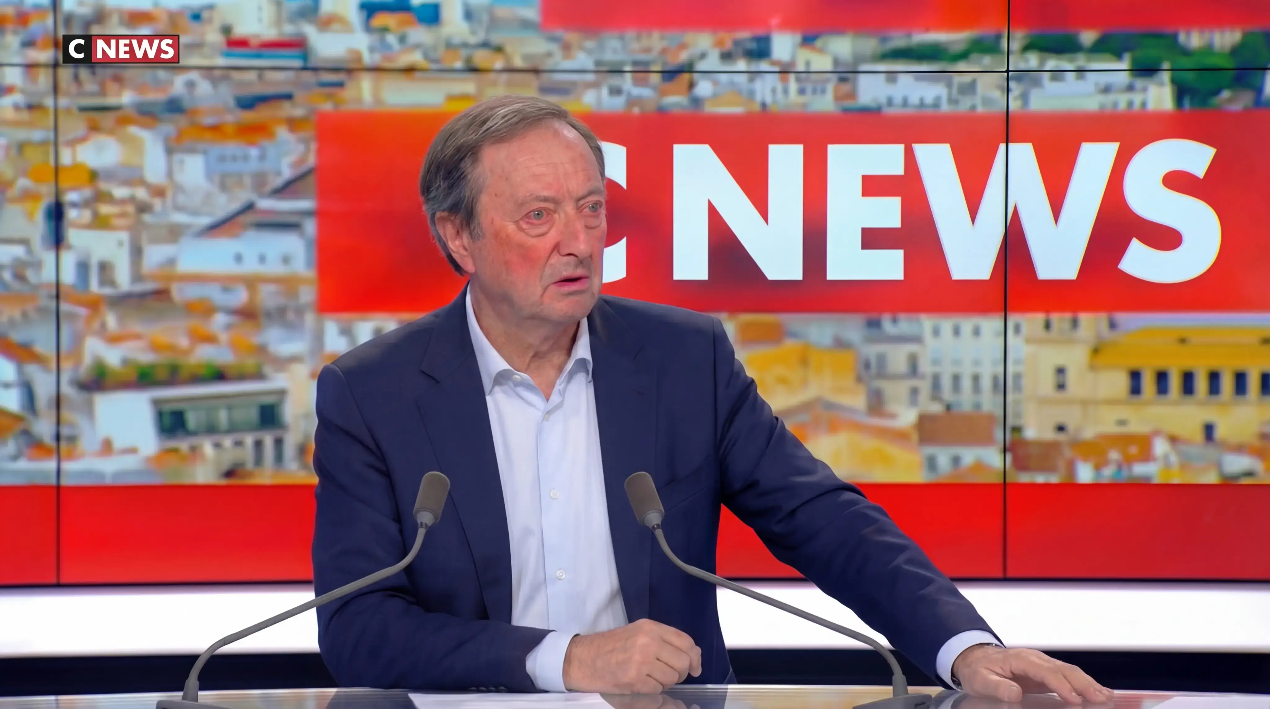 Ruffin brandit les documents